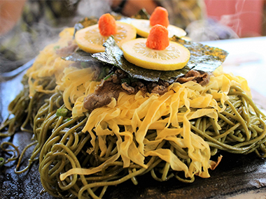 熱々の瓦で焼かれることで生まれるフワフワ・パリパリな食感